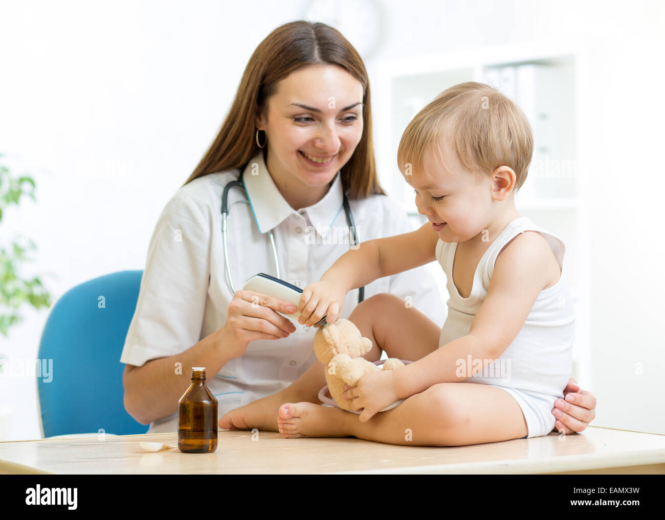 Medico esaminando happy child boy Foto Stock