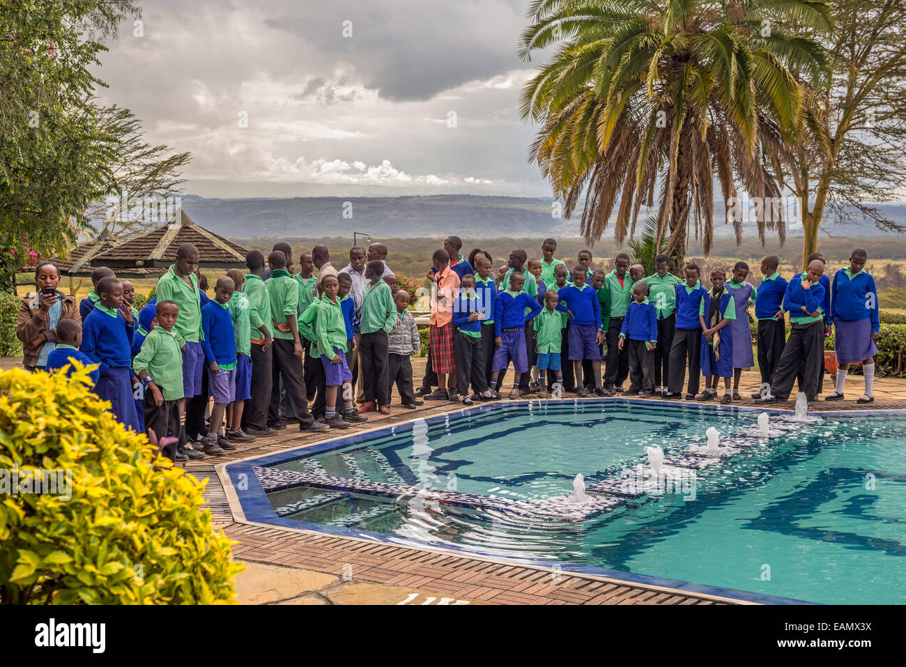Gli alunni schierati in blu le uniformi scolastiche vicino al lago Nakuru, Kenya, Africa Foto Stock