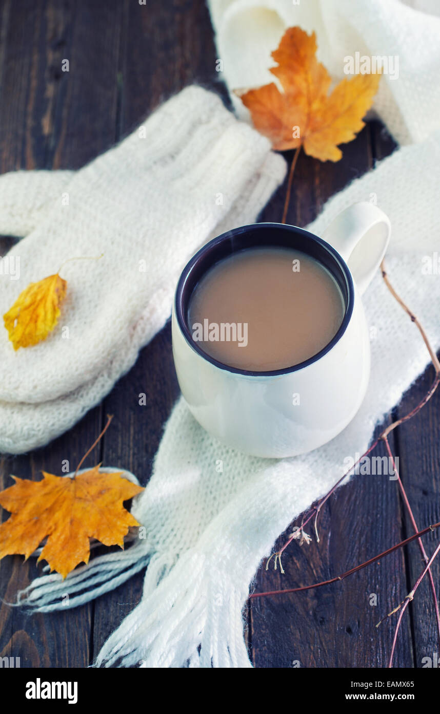 Bevanda di cacao in tazza e sul tavolo Foto Stock
