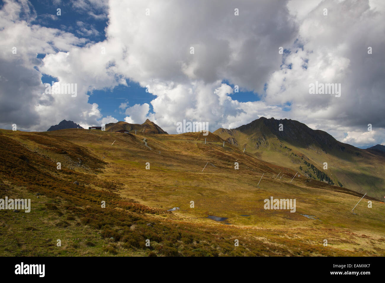 Svuotare piste da sci nelle Alpi tirolesi in autunno, Austria Foto Stock