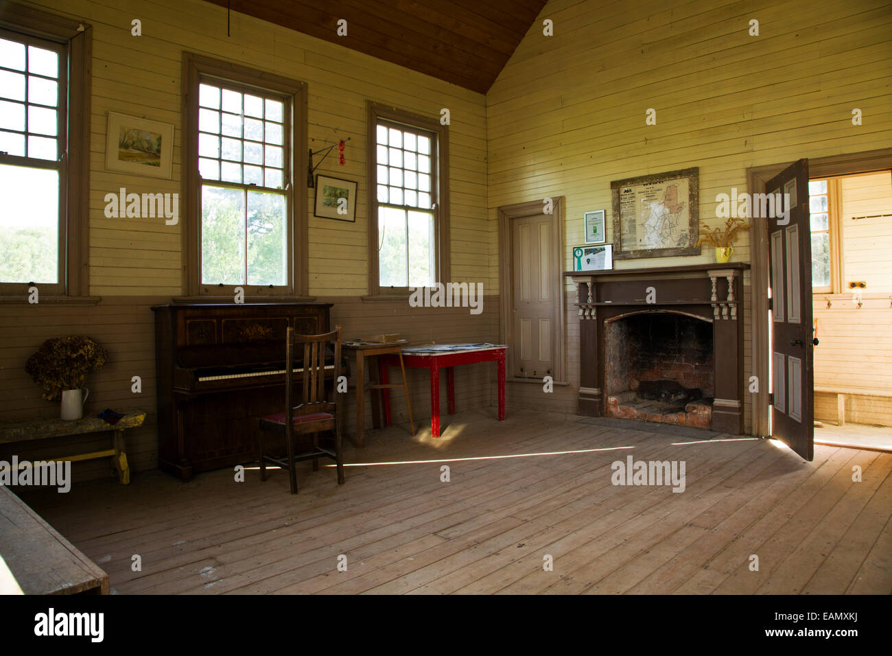 Una Spencer pianoforte sorge in una scuola abbandonata in casa rurale Isola del Sud della Nuova Zelanda. Foto Stock