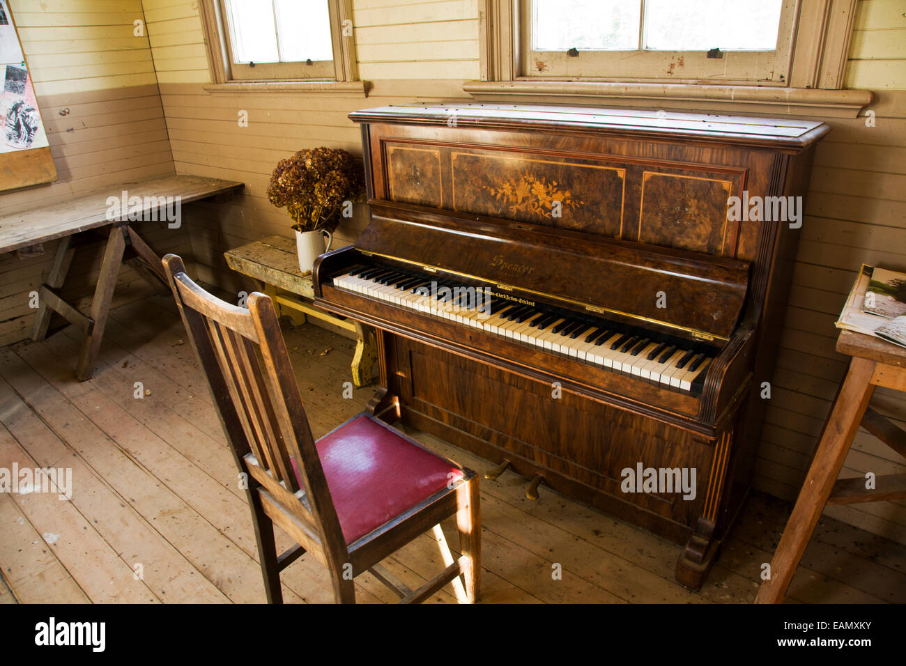 Una Spencer pianoforte sorge in una scuola abbandonata in casa rurale Isola del Sud della Nuova Zelanda. Foto Stock