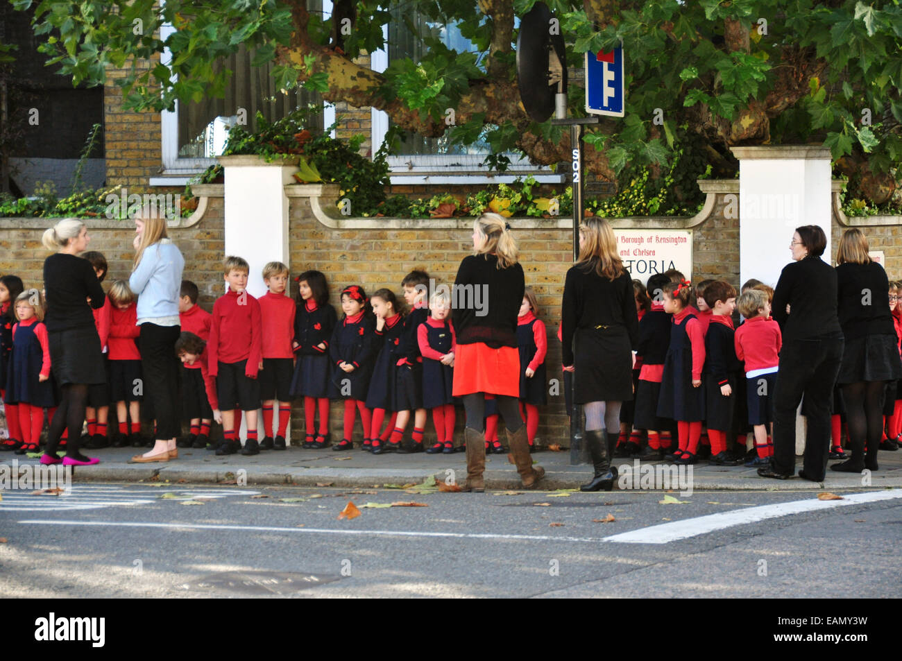 KENINGTON scuola privata i bambini con la loro supervisione Foto Stock