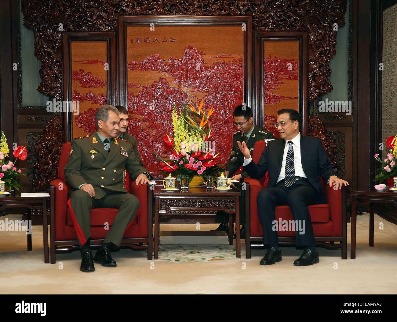 Pechino, Cina. Xviii Nov, 2014. Il premier cinese LI Keqiang (R) si riunisce con il russo il Ministro della difesa Sergei Shoigu a Pechino Capitale della Cina, nov. 18, 2014. Credito: Liu Weibing/Xinhua/Alamy Live News Foto Stock