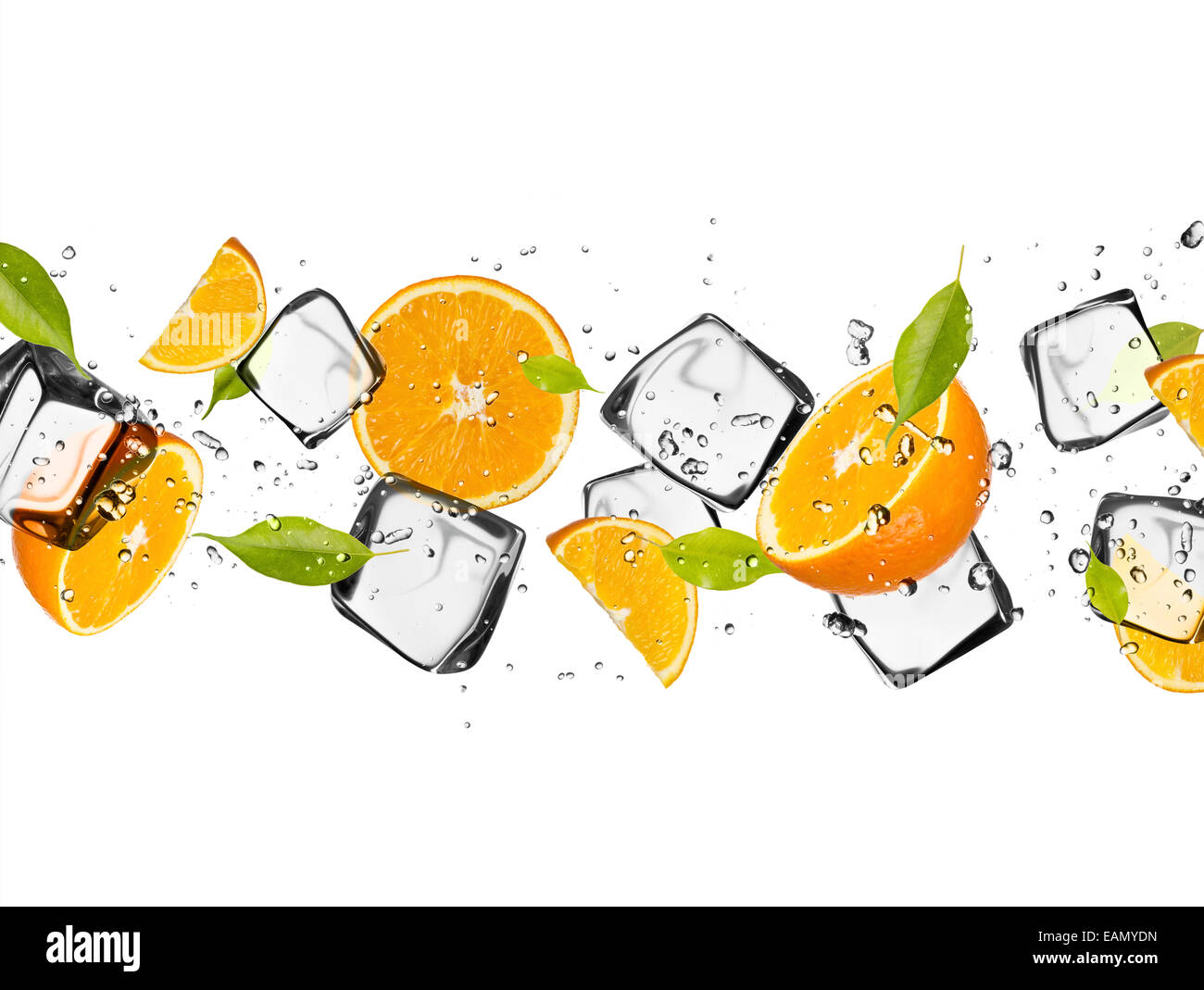Arance con cubetti di ghiaccio, isolato su sfondo bianco Foto Stock