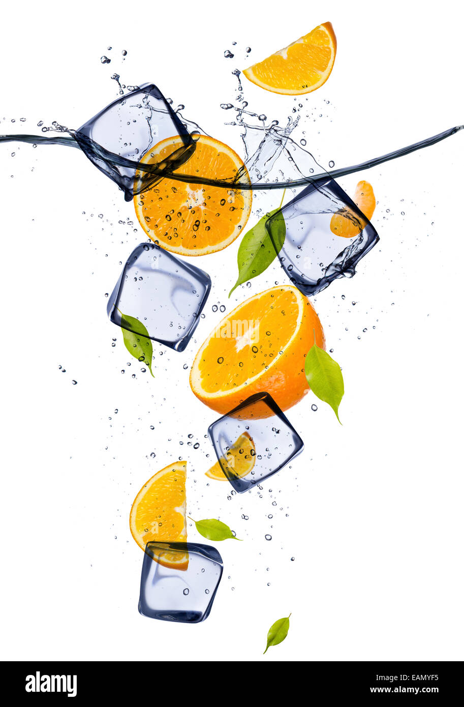 Arance con cubetti di ghiaccio, isolato su sfondo bianco Foto Stock