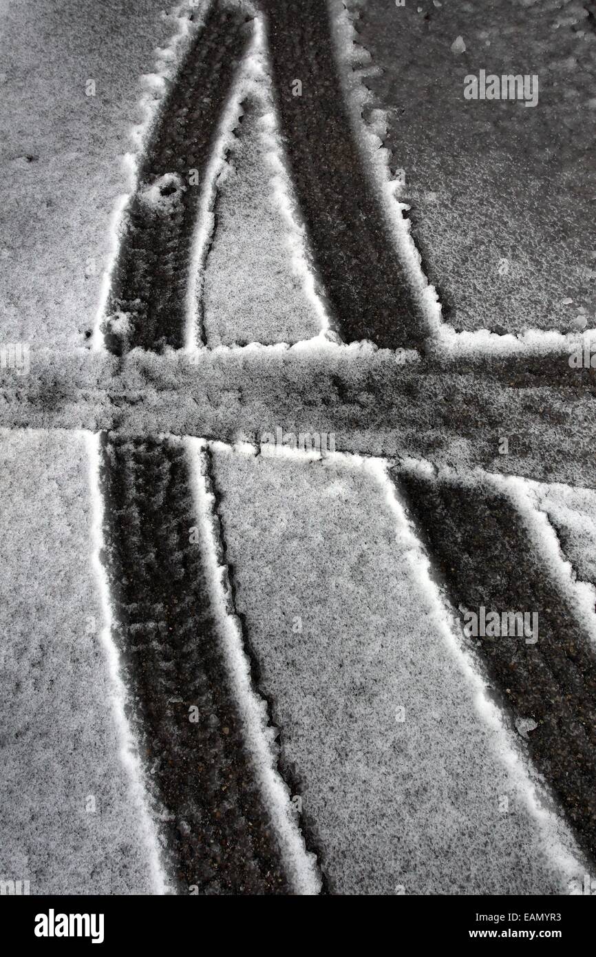 Rettenbach, Germania. Xviii Nov, 2014. Tracce di pneumatici tagliati attraverso la coperta di neve street vicino a Rettenbach, Germania, 18 novembre 2014. Credito: dpa picture alliance/Alamy Live News Foto Stock