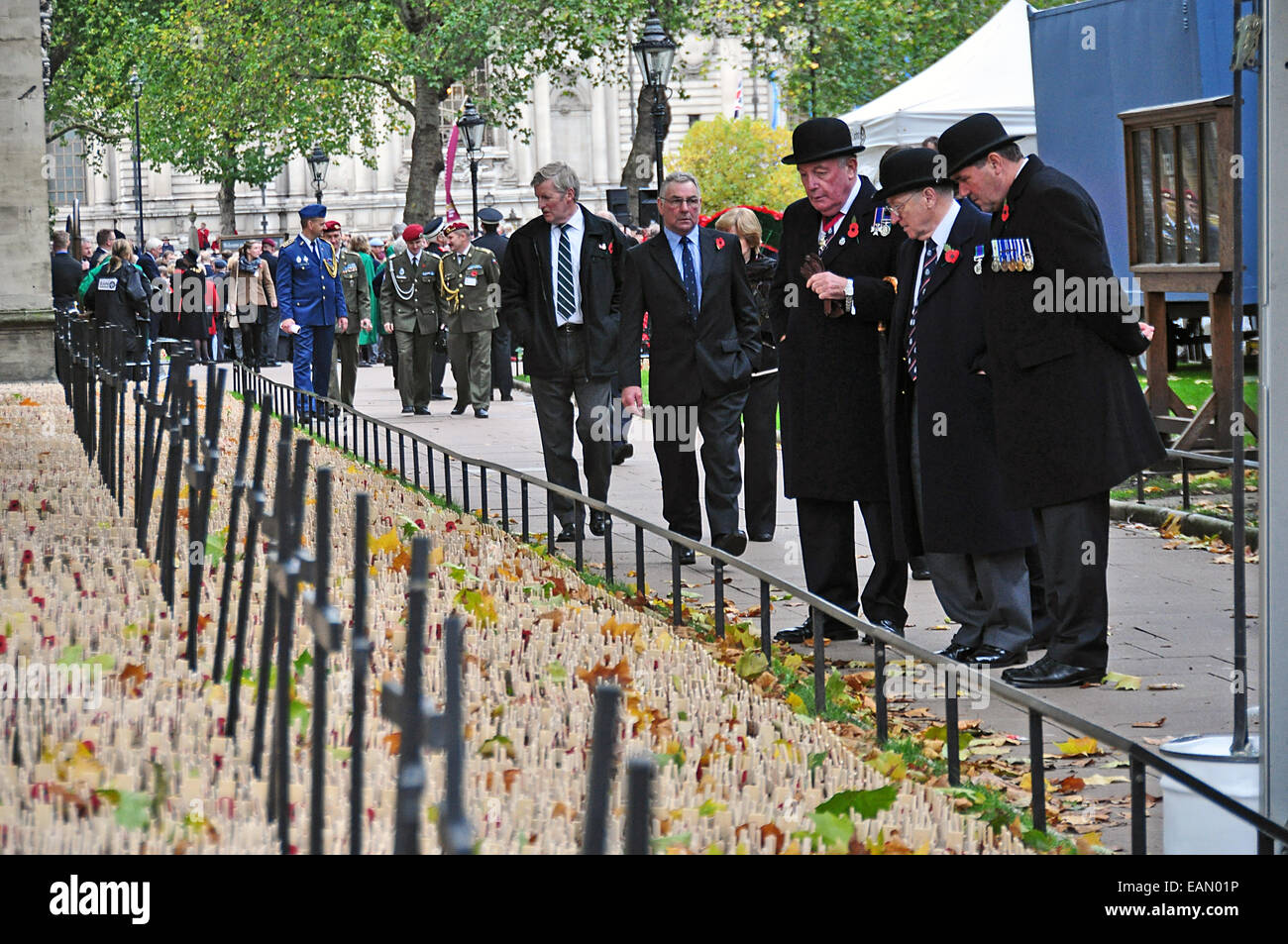Il vecchio soldato visitare il Giardino se Rememberence presso l Abbazia di Westminster London REGNO UNITO Foto Stock