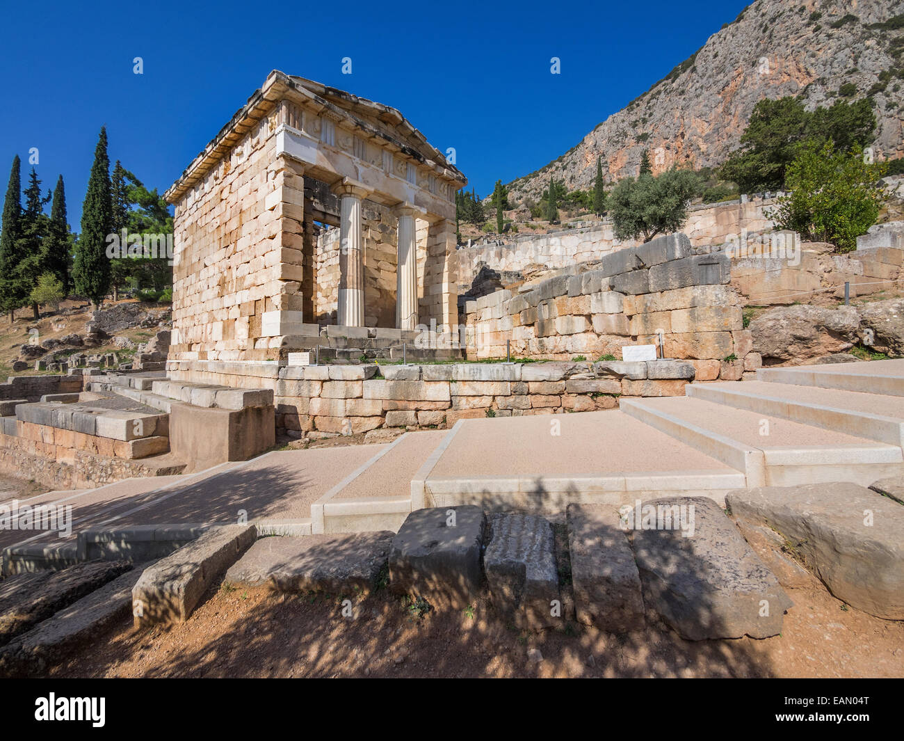 Il ricostruito tesoro di Delphi, costruito per commemorare la vittoria nella battaglia di Maratona. La Grecia Foto Stock