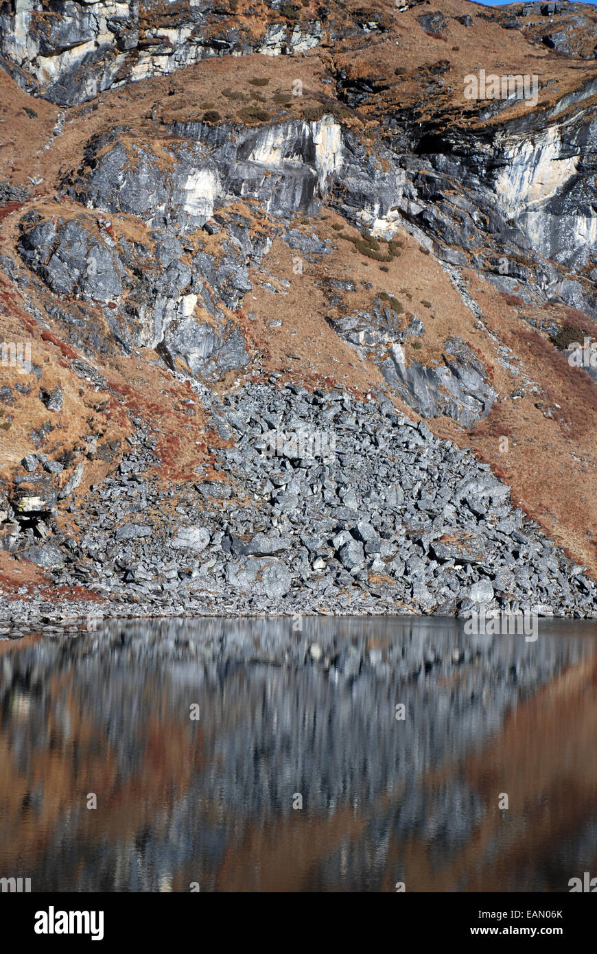 Un ghiaione si riflette nell'acqua del lago santo di lam pokhri in Himalaya indiano Foto Stock