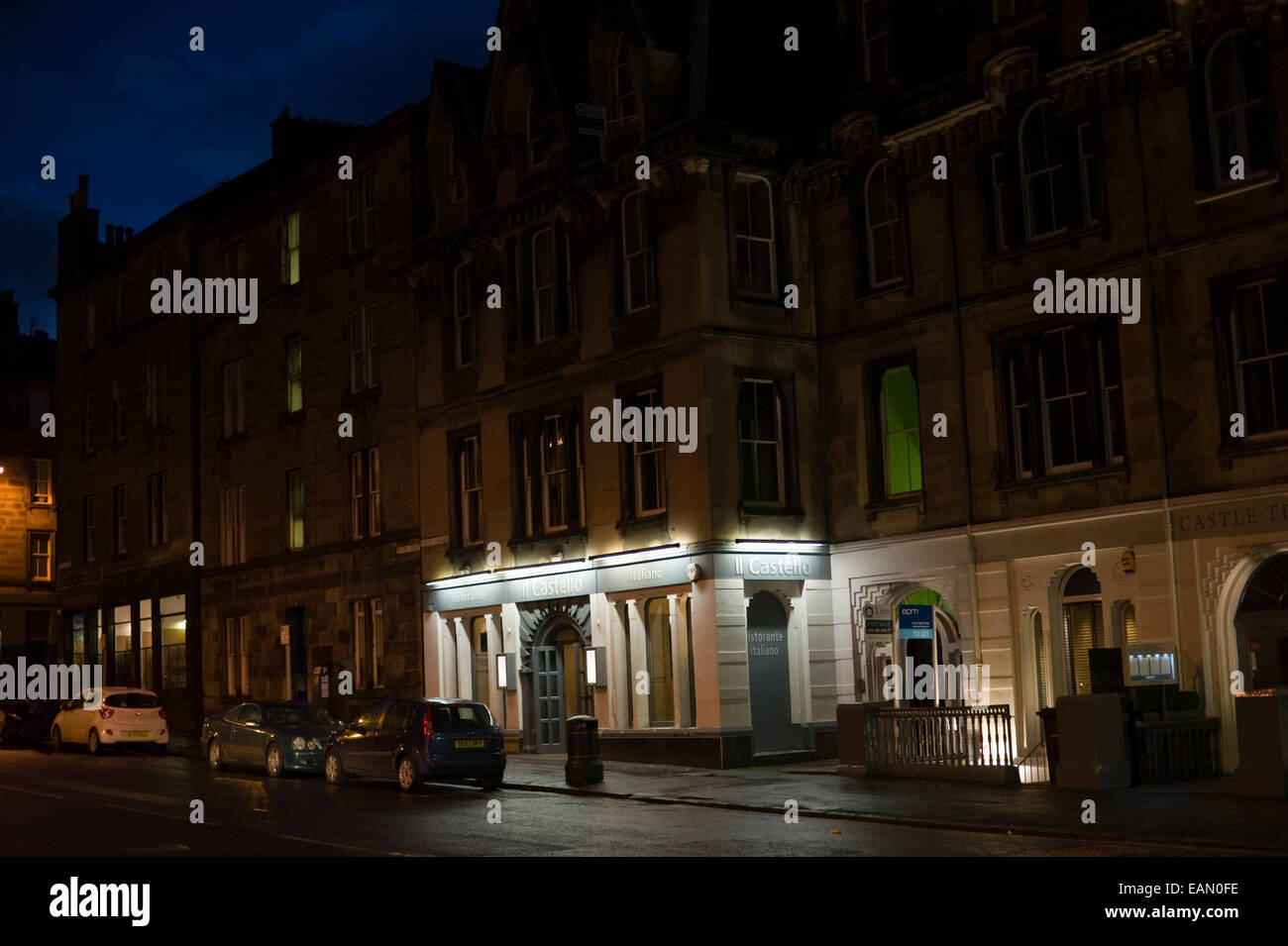 Esterno del II Castello ristorante italiano a notte nel centro di Edimburgo in Scozia UK Foto Stock