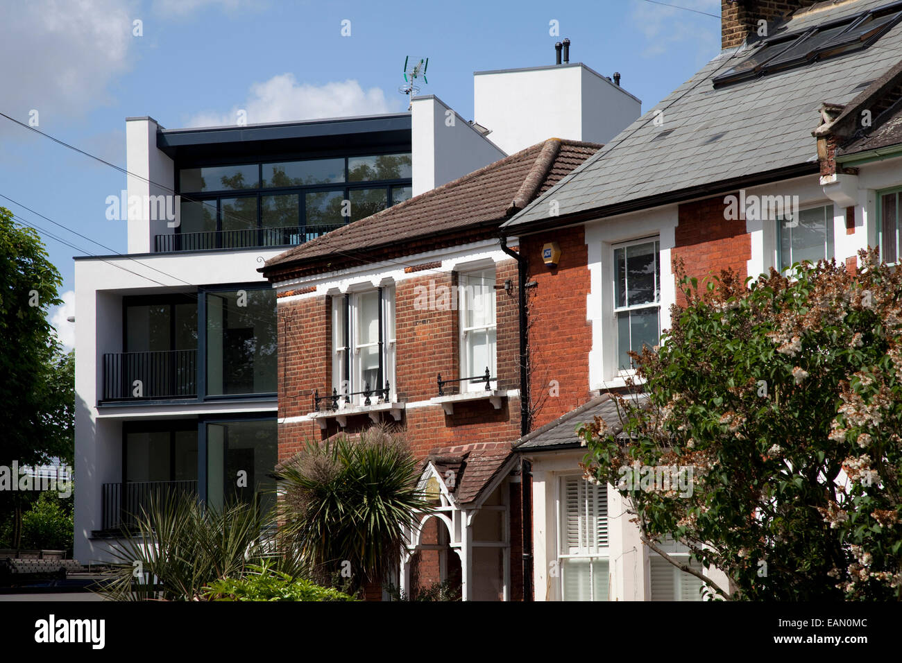 Case vittoriane con moderno edificio di appartamenti in background, Hampton Wick, Londra Foto Stock