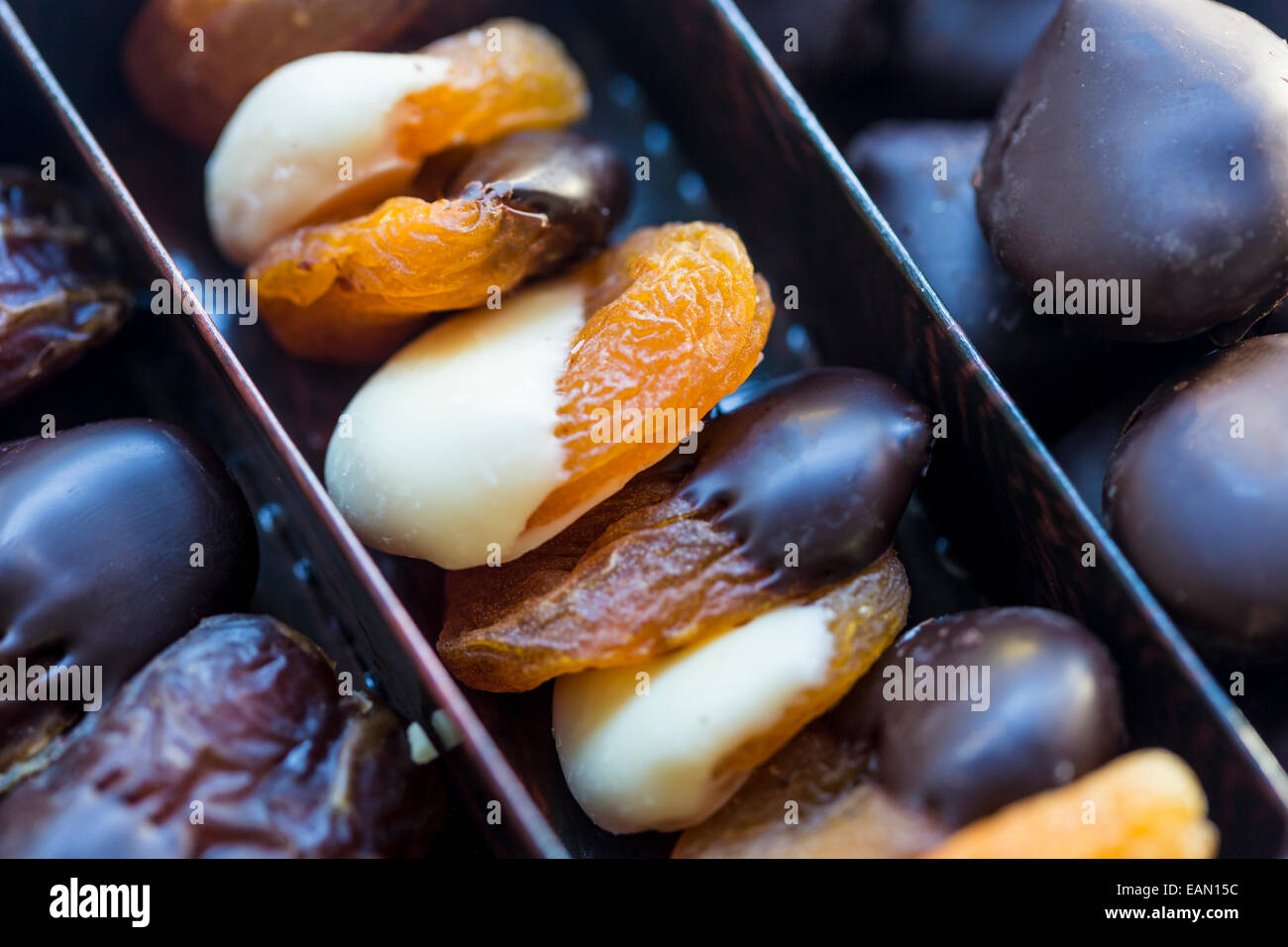 Cibo di lusso per il Natale di cioccolato immersi frutta secca selezione Foto Stock