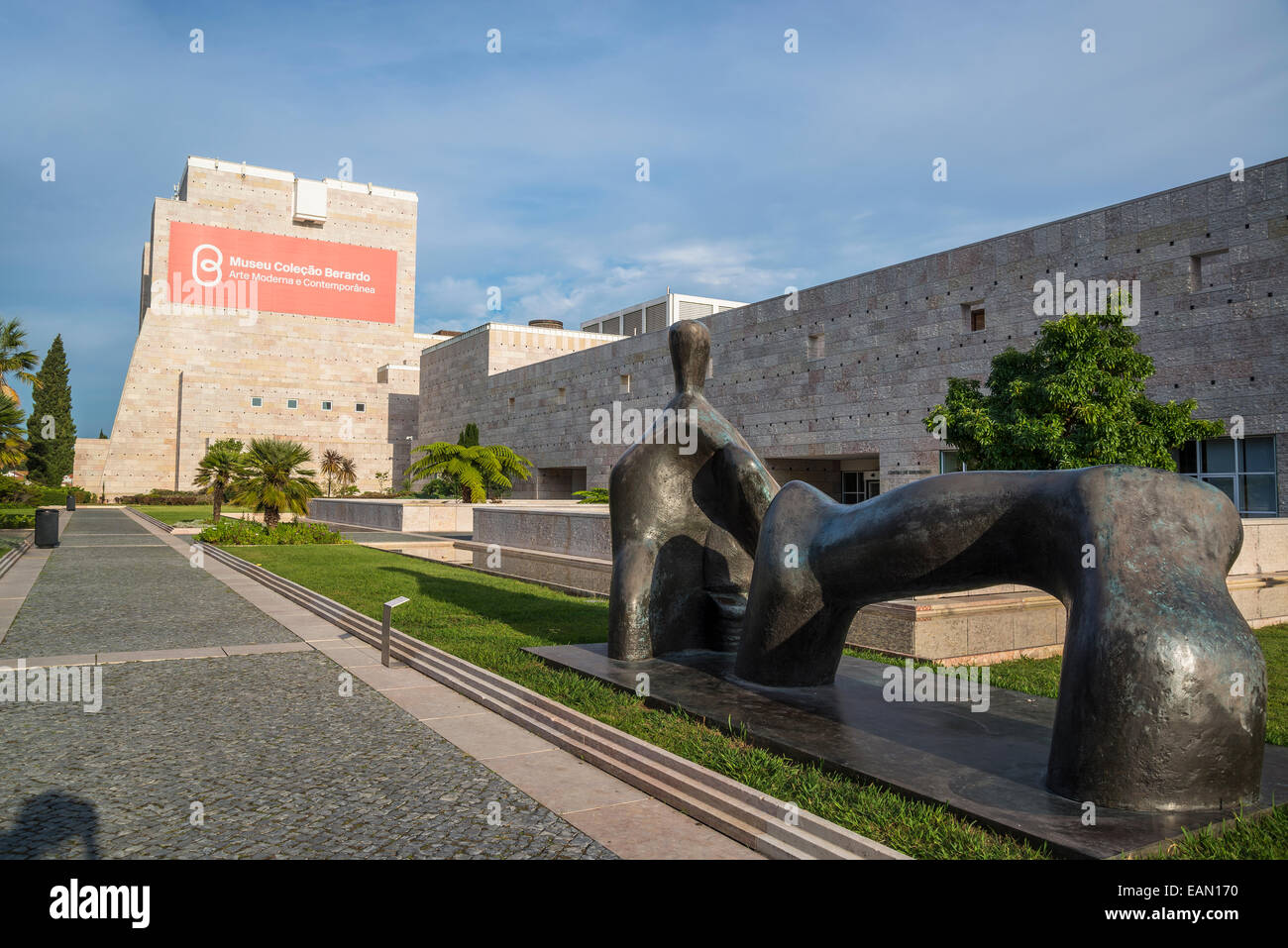 Berardo Museo raccolta, Henry Moore scultura "figura distesa, gambe arcuate, 1969-1970 CCB, quartiere Belem, Lisbona, Portogallo Foto Stock