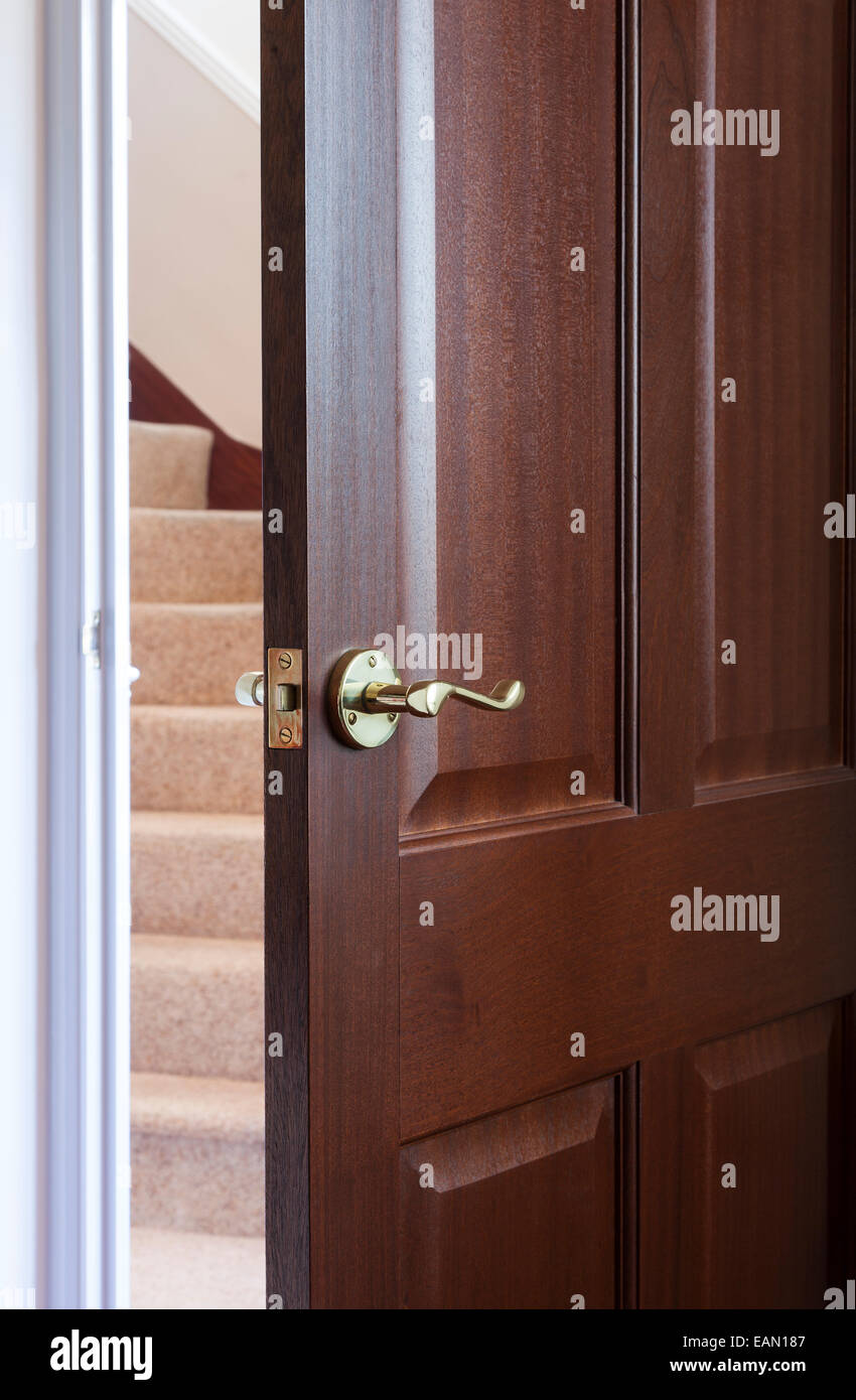 Legno duro interno permanente porta parzialmente aperta Foto Stock