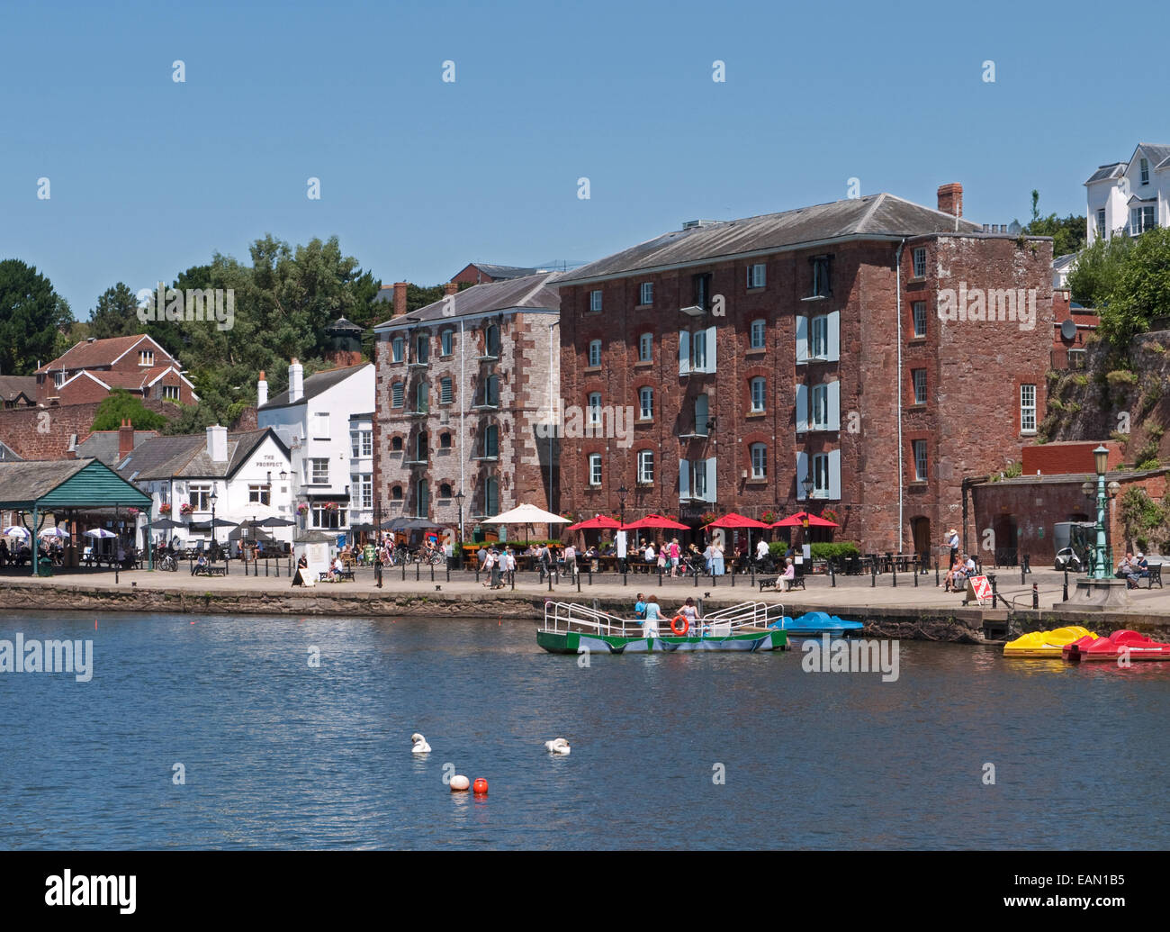 Il fiume exe accanto a Exeter's Historic Quayside, con Human Powered traghetto, Exeter Devon, Inghilterra Foto Stock