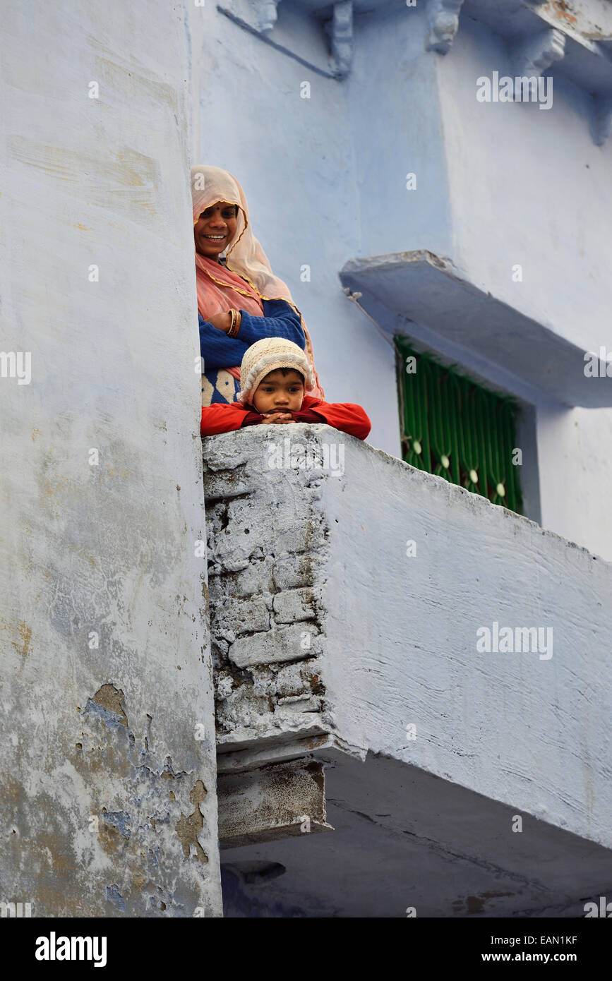 Asia, India Rajasthan, Mewar, Bundi, la madre e il bambino sul balcone Foto Stock