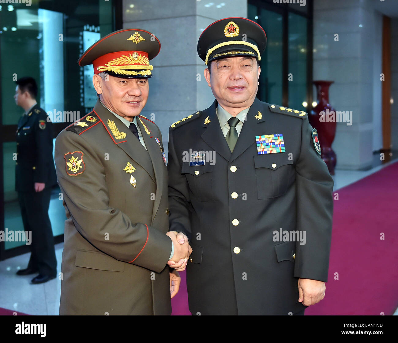 Pechino, Cina. Xviii Nov, 2014. Cinese Ministro della difesa Chang Wanquan (R) si riunisce con il russo il Ministro della difesa Sergei Shoigu a Pechino Capitale della Cina, nov. 18, 2014. © Li Tao/Xinhua/Alamy Live News Foto Stock