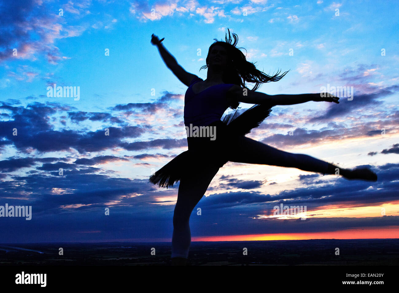 Ballerina danza su una collina al tramonto Foto stock - Alamy