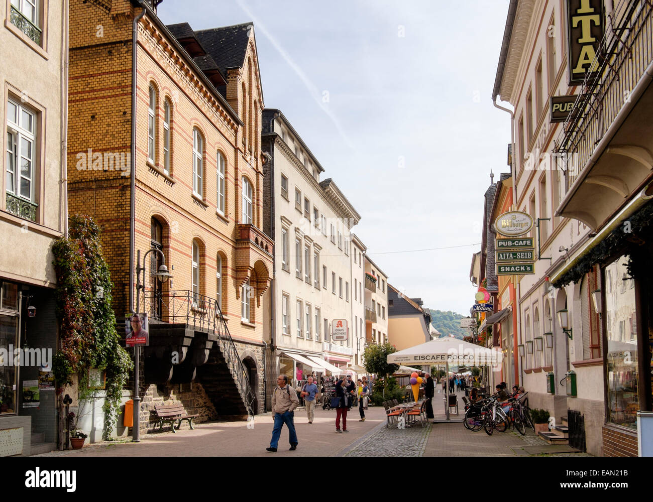 Scena di strada con caffè e bar nel centro della città vecchia di Sankt Goar, Renania-Palatinato, Germania, Europa. Foto Stock