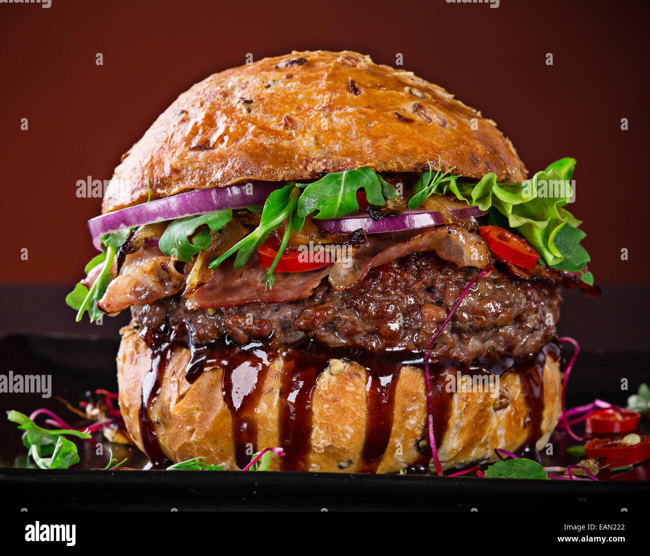 Deliziosi hamburger su sfondo di legno Foto Stock