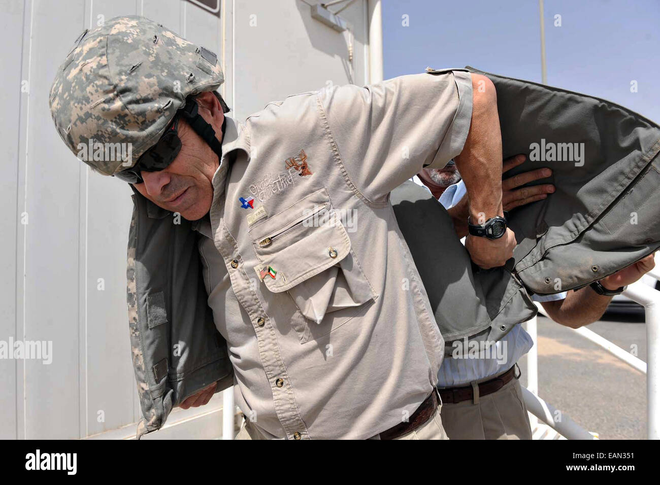 Texas Governor Rick Perry mette sulla sua interceptor corpo armatura prima di uscire in occasione di una visita in Iraq con altri cinque governatori Luglio 18, 2009 in Giordania. Foto Stock