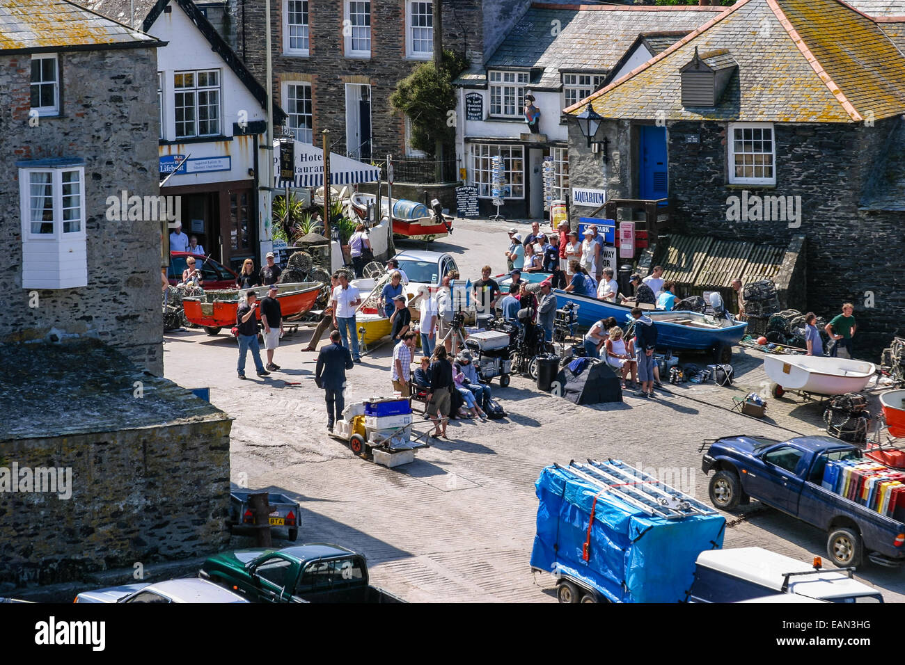 PORT ISAAC, Cornwall, Regno Unito - 9 Agosto 2010: troupe televisiva per filmare la hit ITV dramma 'Doc Martin' su Port Isaac quay Foto Stock