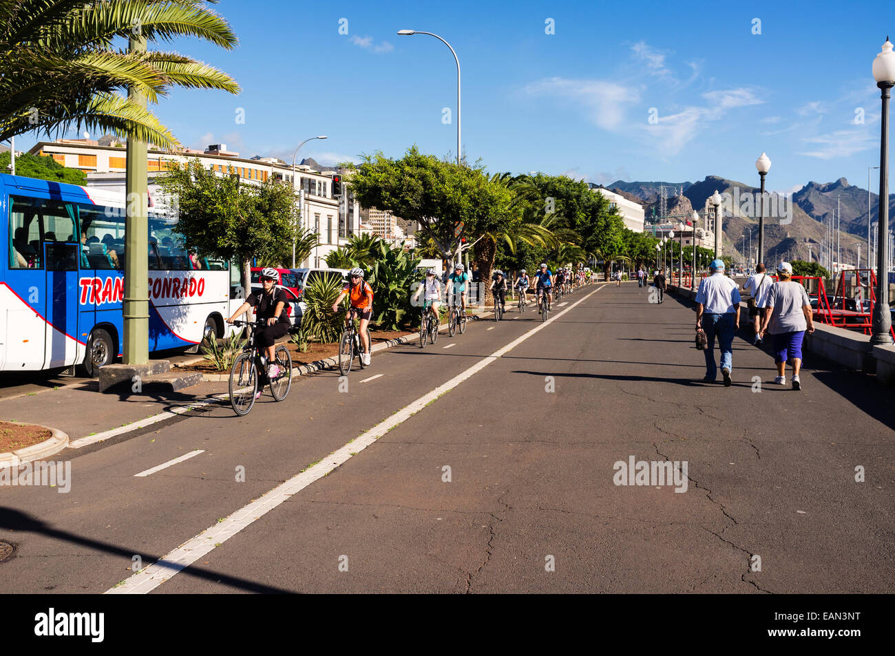 I ciclisti e i pedoni lungo la Avenida Maritima in Santa Cruz de Tenerife, Isole Canarie, Spagna. Foto Stock