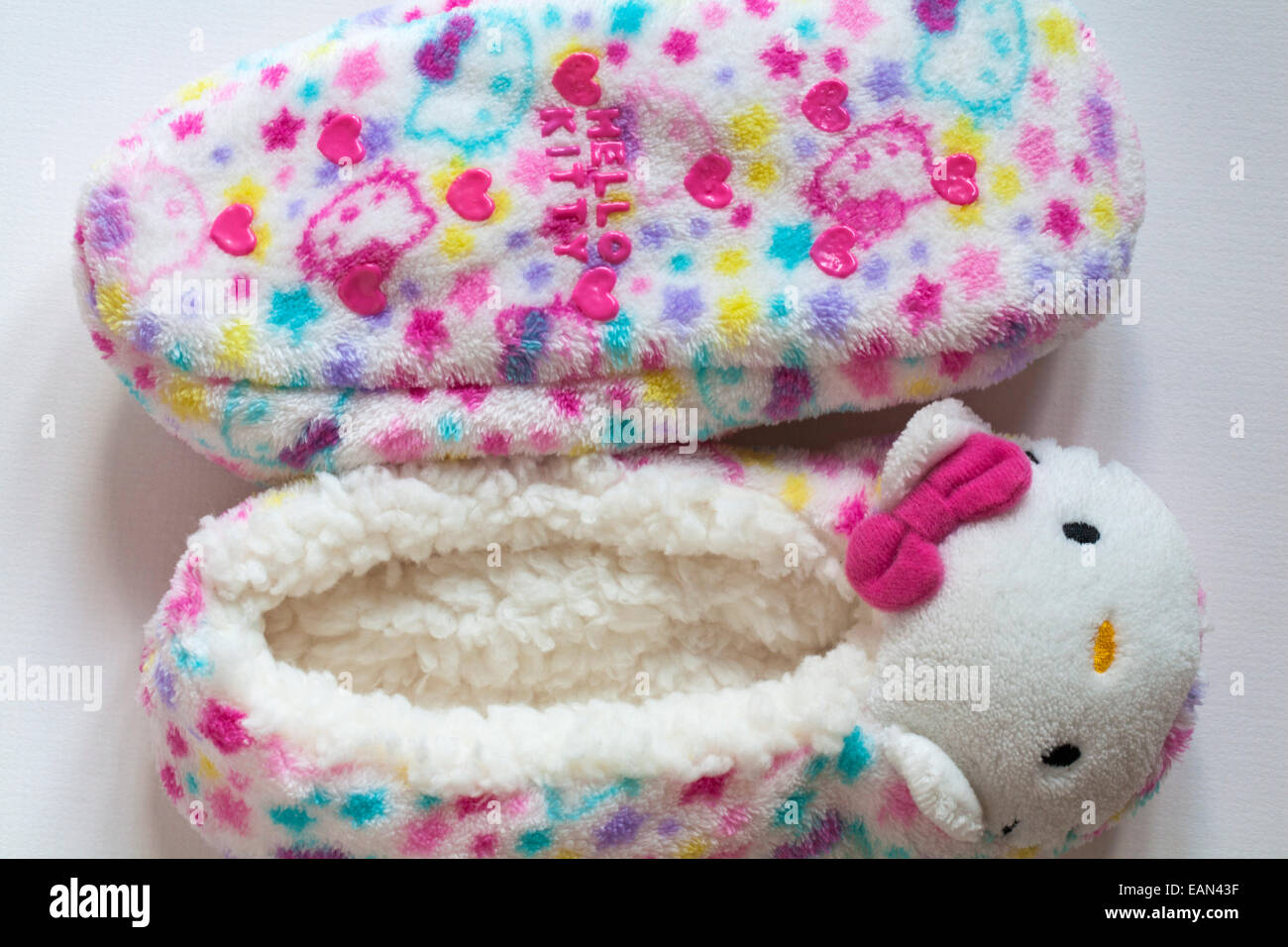 Coppia di Hello Kitty pantofole da Primark, una mostra al di sotto di dettaglio sulla suola Foto Stock