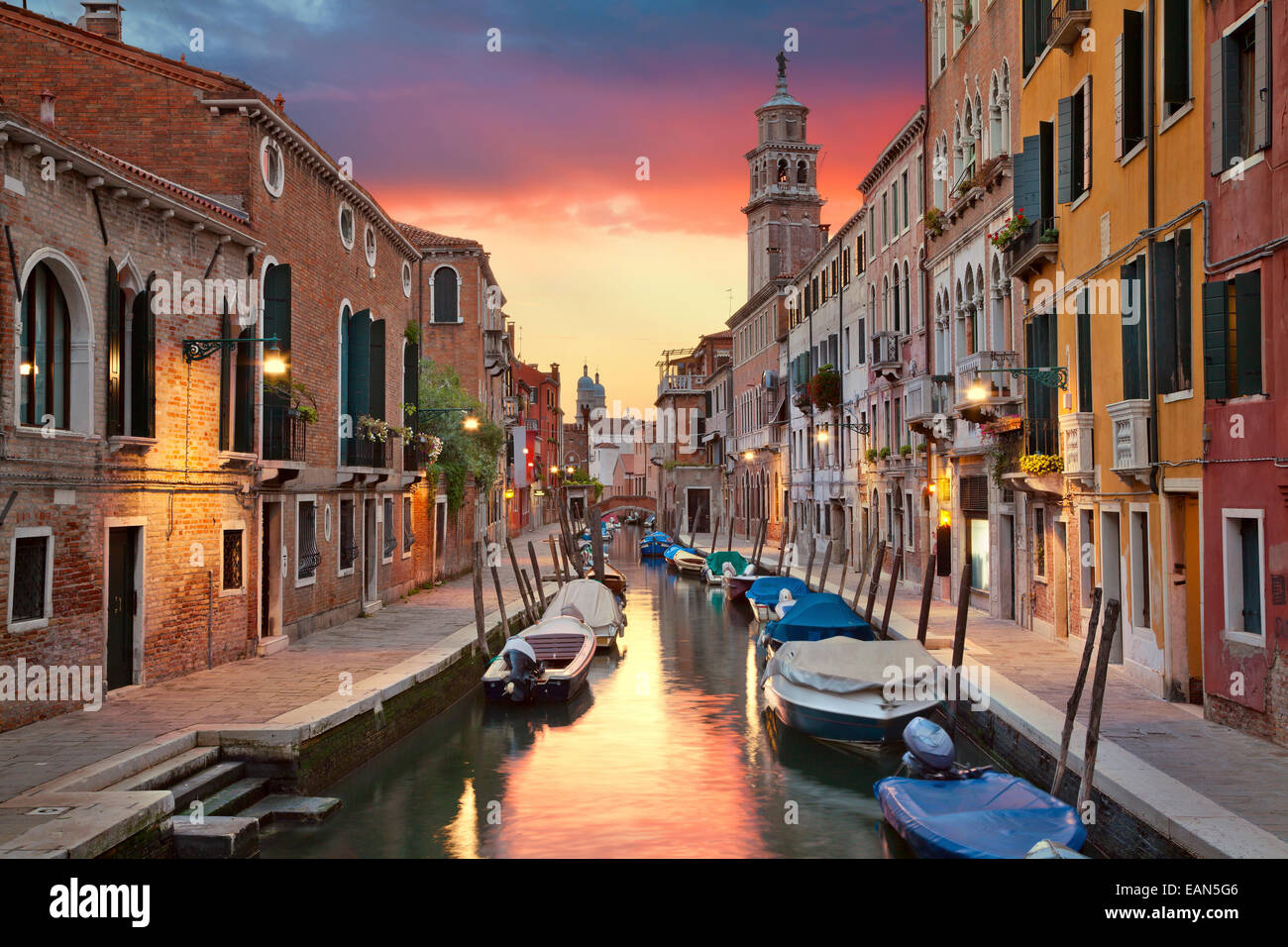 Uno dei molti canali stretti a Venezia durante il bellissimo tramonto. Foto Stock
