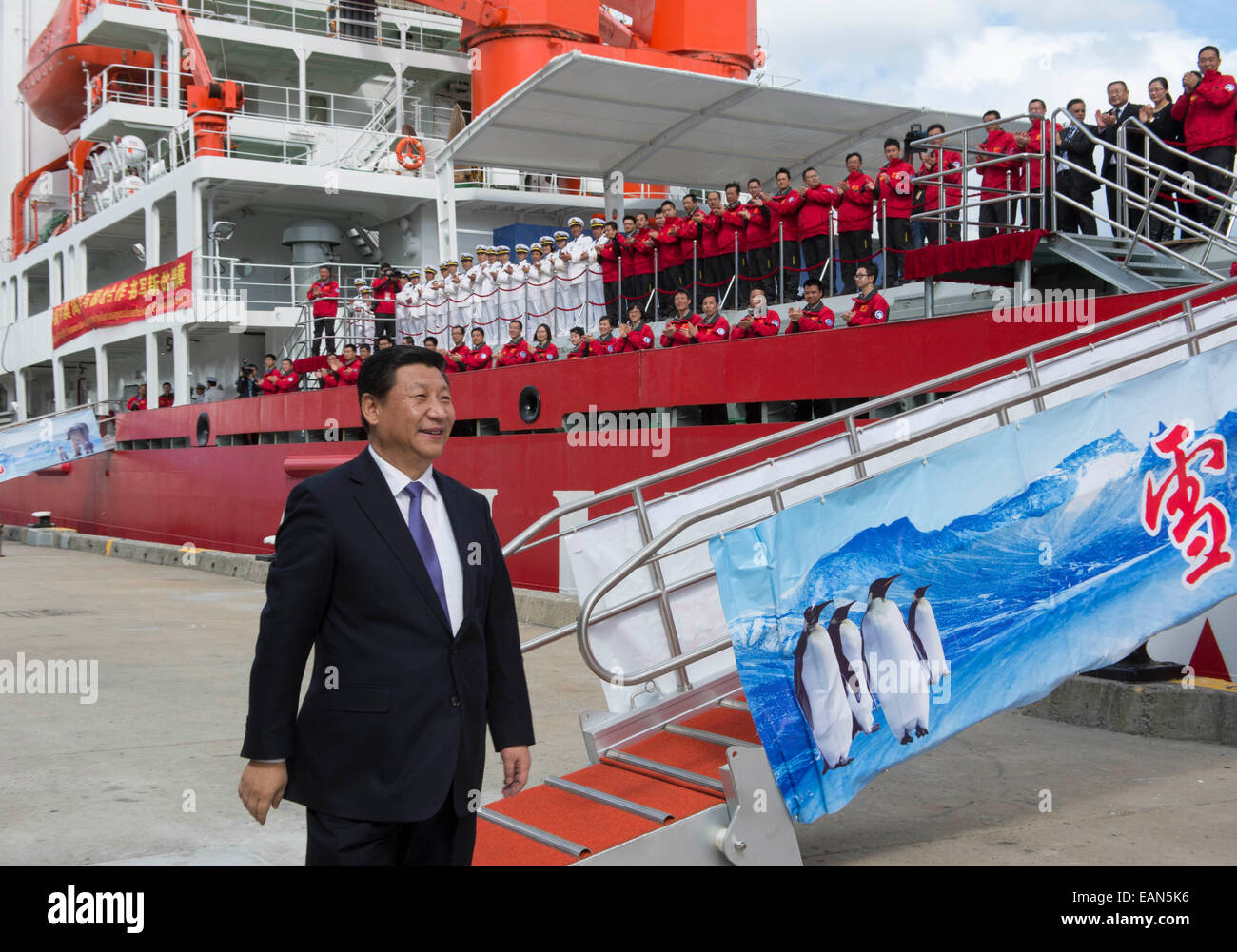 Hobart, Australia. Xviii Nov, 2014. Il presidente cinese Xi Jinping visite membri di equipaggio cinese di nave di ricerca e attività rompighiaccio Xuelong, o Neve Dragon, Hobart, Australia, nov. 18, 2014. Credito: Li Xueren/Xinhua/Alamy Live News Foto Stock