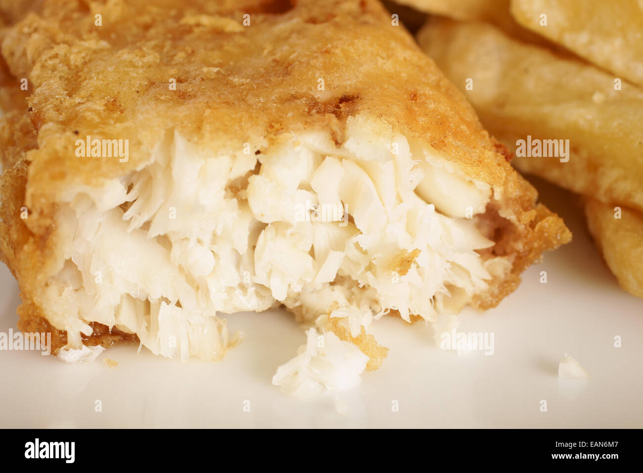 British chip shop pesce e patatine shot con messa a fuoco poco profonda Foto Stock