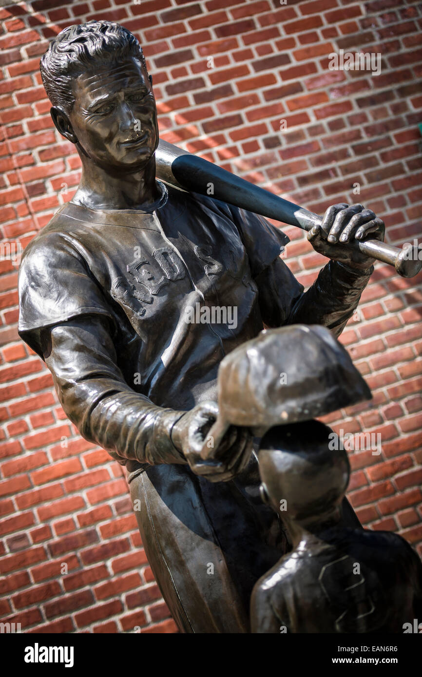 Il tributo di bronzo per Ted Williams al di fuori il Fenway Park di Boston, Massachusetts - Stati Uniti d'America. Foto Stock