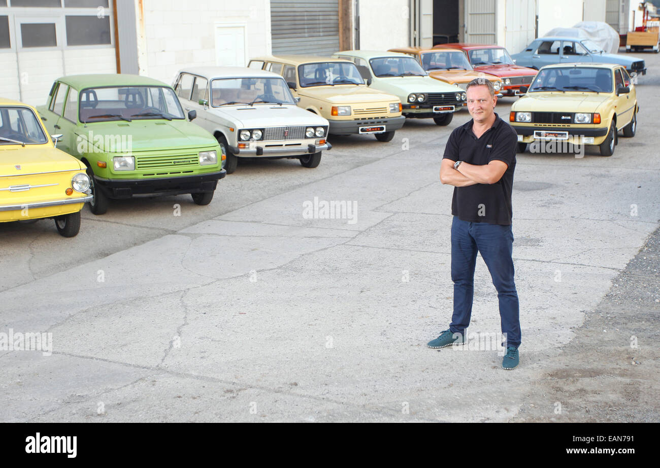 Brandis, Germania. 02oct, 2014. Gerrit Crummenerl, proprietario della società automobilistica Genex und Technik sorge nella parte anteriore della sua auto in Brandis, Germania, 02 ottobre 2014. Poiché 2012 Crummenerl affari in auto dall'ex blocco orientale. Foto: Sebastian Willnow - nessun filo SERVICE -/dpa/Alamy Live News Foto Stock