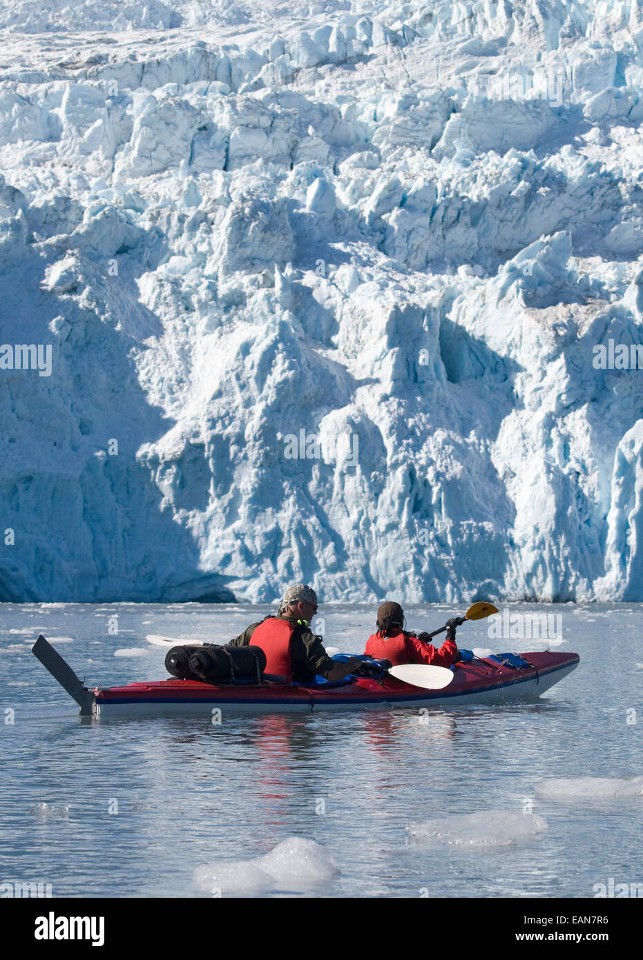 Tandem Kayakers mare vicino a morena del ghiacciaio Aialik In centromeridionale, Alaska durante l'estate Foto Stock