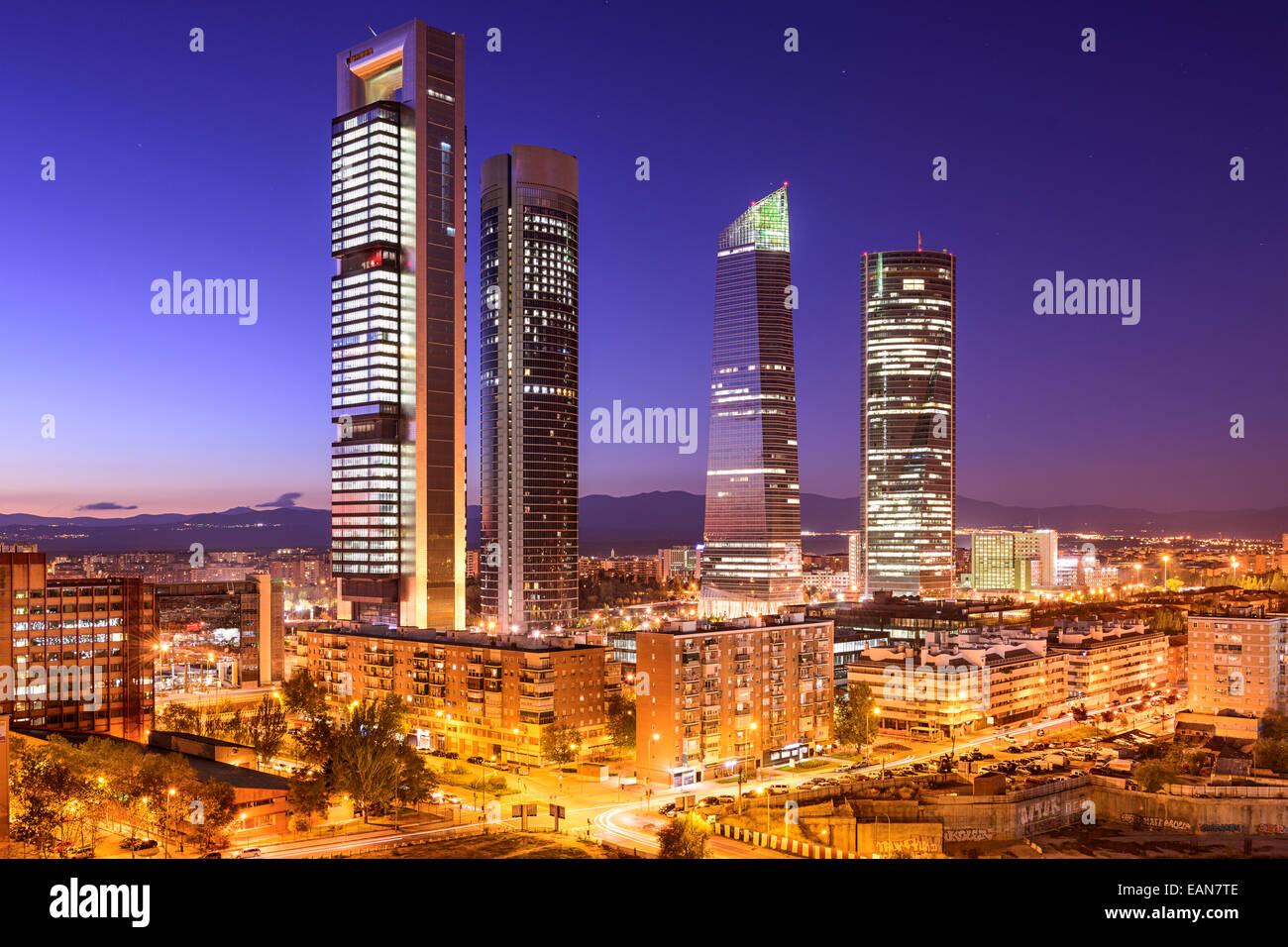 Madrid, Spagna il quartiere finanziario skyline al crepuscolo. Foto Stock