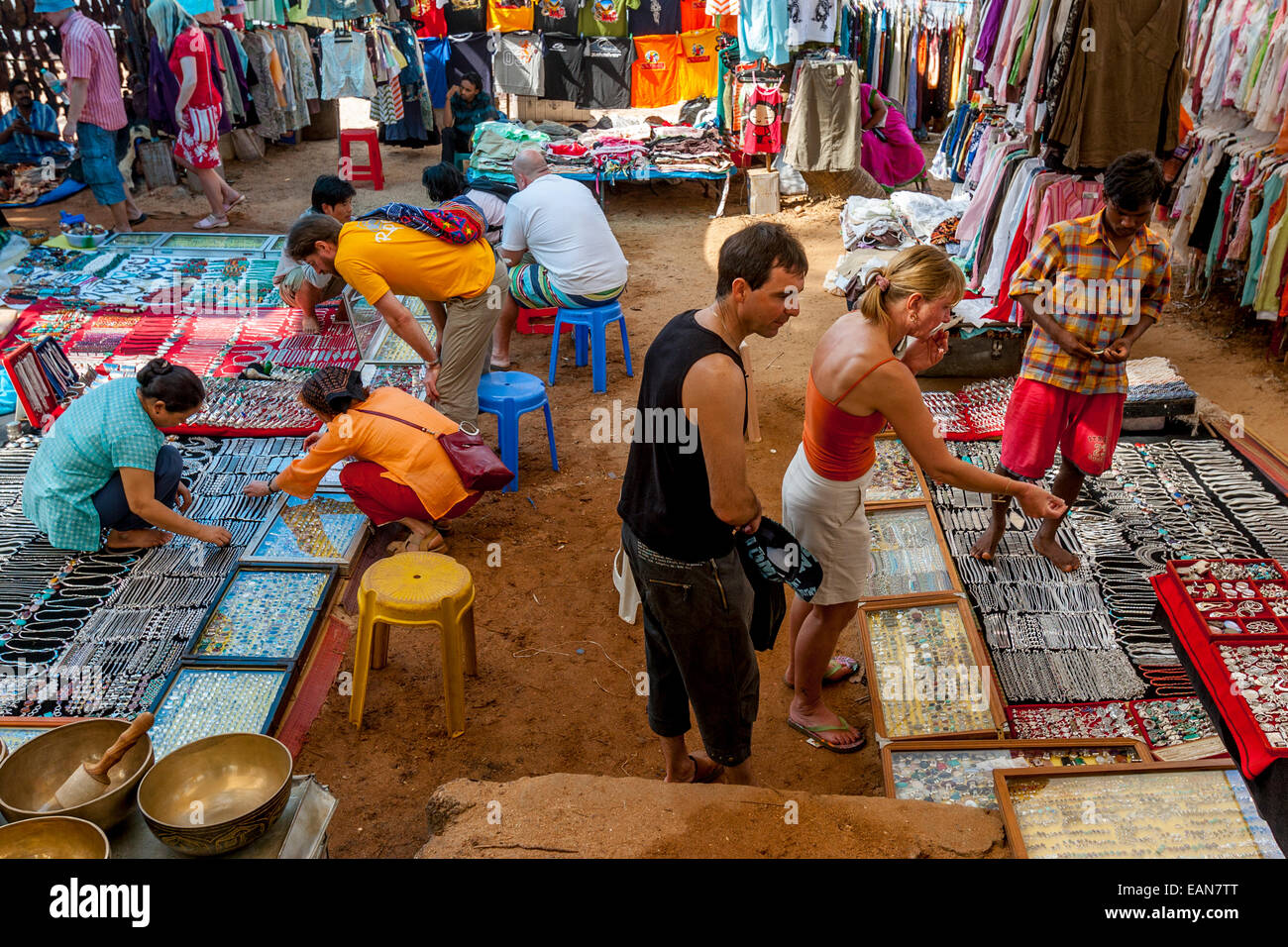 I turisti di acquisto di souvenir, Anjuna Flea Market, Anjuna, Goa, India Foto Stock