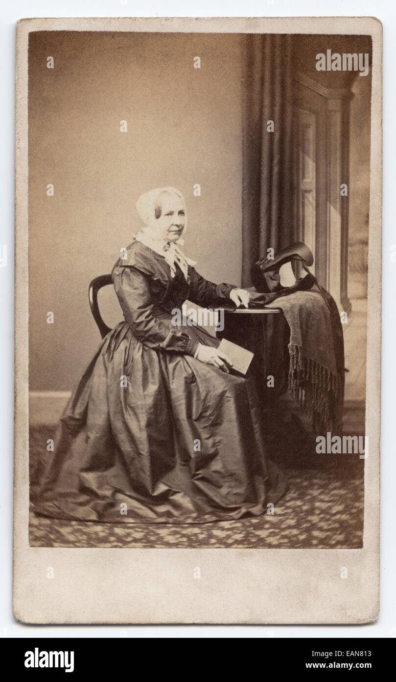 Victorian carte-de-visite, ritratto di una donna. Preso da un fotografo sconosciuto, circa 1865 Foto Stock