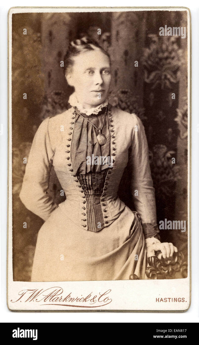 Victorian carte-de-visite, ritratto di una giovane donna. Preso in studio di Thomas William Markwick, Hastings, Regno Unito, circa 1885 Foto Stock