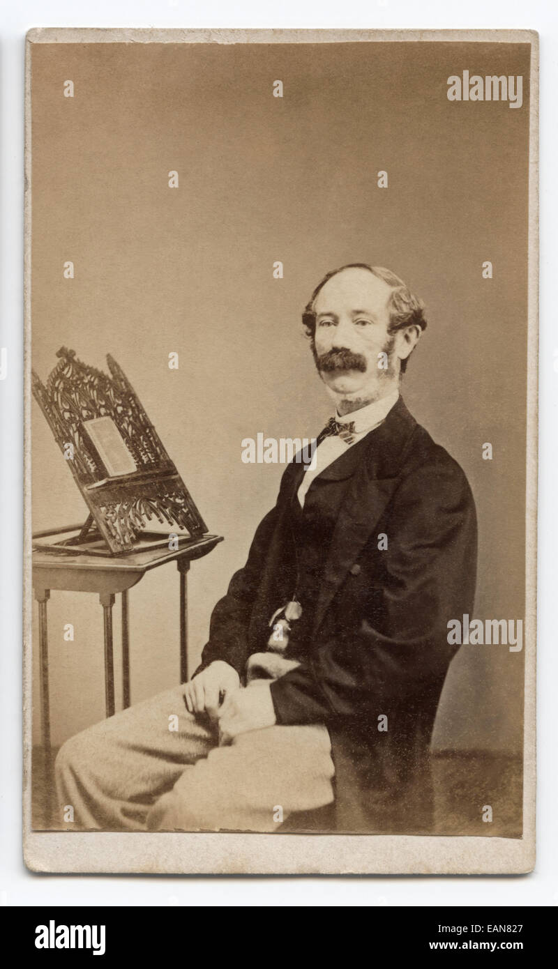 Victorian carte-de-visite, ritratto di un uomo di mezza età. Preso da un fotografo sconosciuto circa 1865 Foto Stock