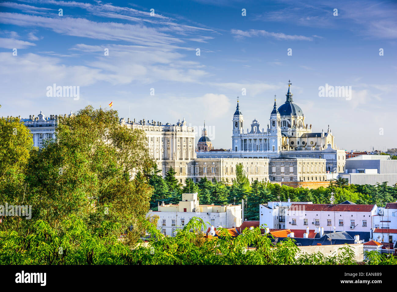 Madrid, Spagna skyline a Santa Maria la Real de La Almudena Cattedrale e il Palazzo Reale. Foto Stock