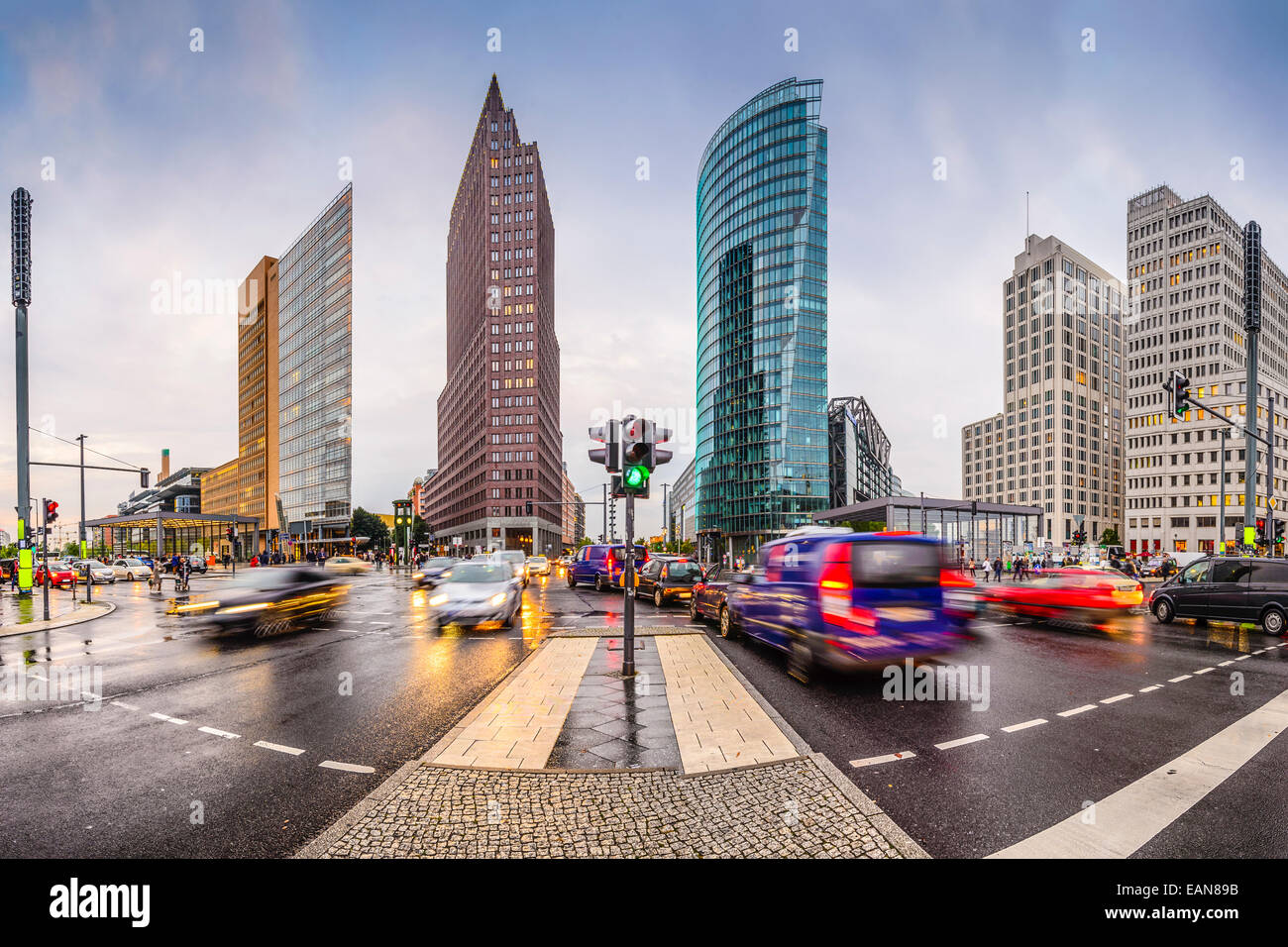 Berlino, Germania skyline della città a Potsdamer Platz il quartiere finanziario. Foto Stock