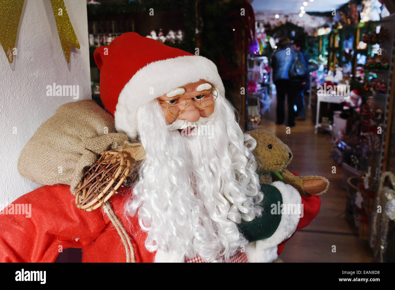 Doebbelin, Germania. 17 Nov, 2014. Un babbo natale figura e altri oggetti di Natale nella vendita di stanza a "Bismarck's Weihnachtswelt, ' aperto tutto l'anno nel seminterrato della casa padronale in Doebbelin, Germania, 17 novembre 2014. Oltre 10.000 articoli natalizi sono in vendita qui. Il Manor House, dove si trova anche un caffè con torte fatte in casa, è gestito dalla stessa famiglia da 9 generazioni. Alexander von Bismarck, grande nipote del Cancelliere Otto von Bismarck, rinnovato il maniero nel 1999. Foto: Jens Kalaene/dpa/Alamy Live News Foto Stock