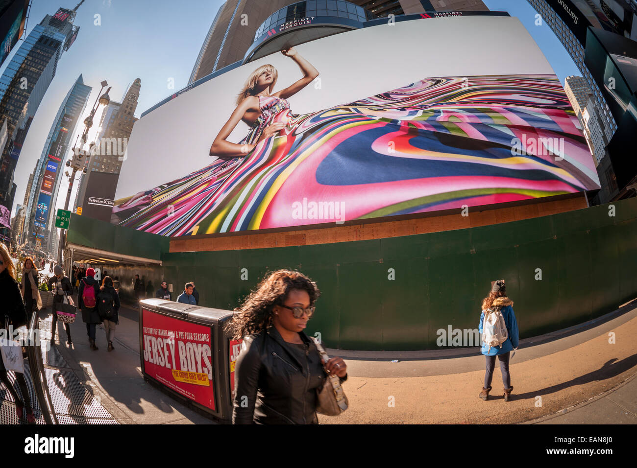 Le immagini di prova flash attraverso il Giant con display digitale il Marriott Marquis Hotel in Times Square a New York Foto Stock