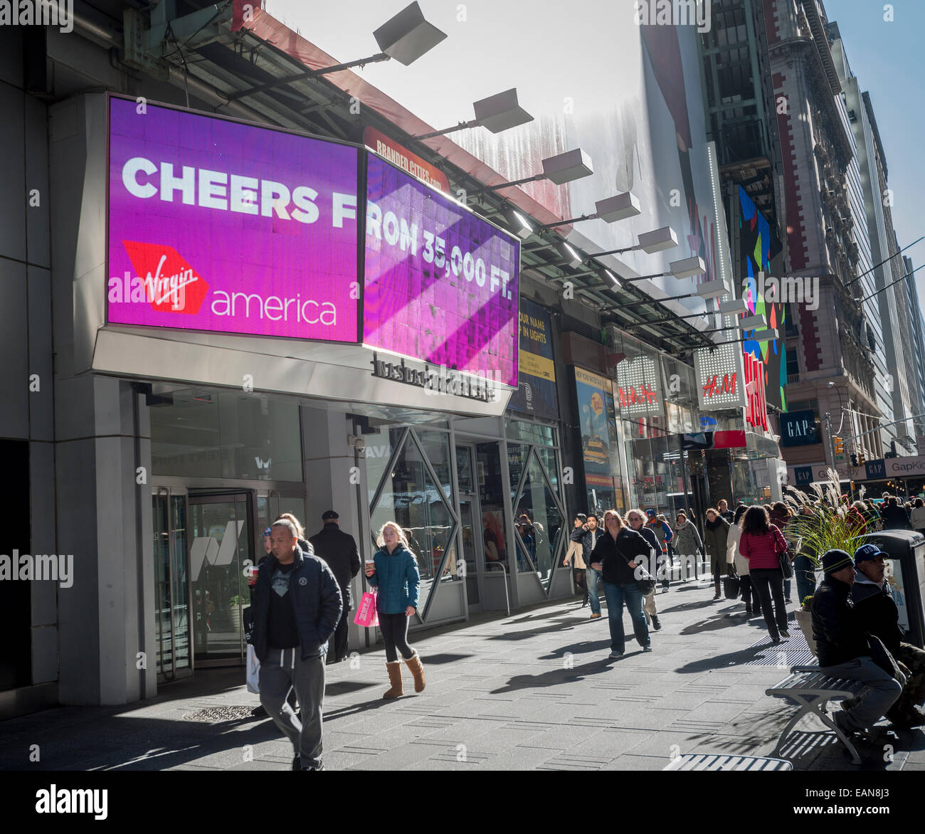 Un display elettronico all'ingresso del NASDAQ stock exchange di New York promuove la Virgin America's IPO Foto Stock