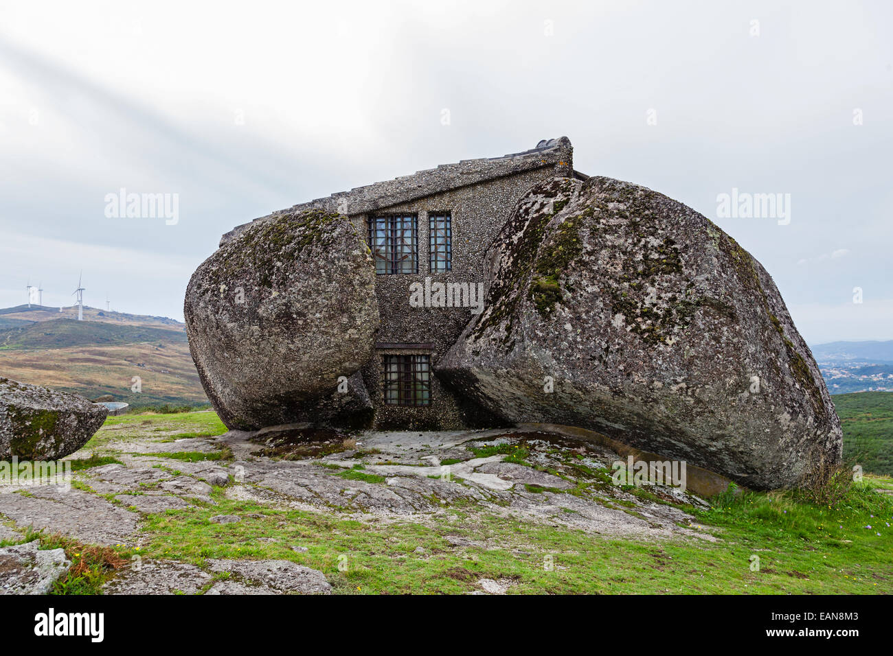 La Casa do Penedo, una casa costruita tra le rocce enormi. Considerato uno dei più strane case in tutto il mondo. Fafe, Portogallo. massi di pietra unico strano Foto Stock