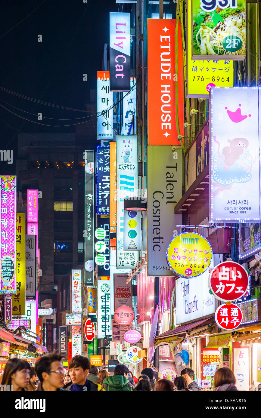 Distretto di Myeong-Dong di notte. La posizione è la premiere distretto per lo shopping in città. Foto Stock