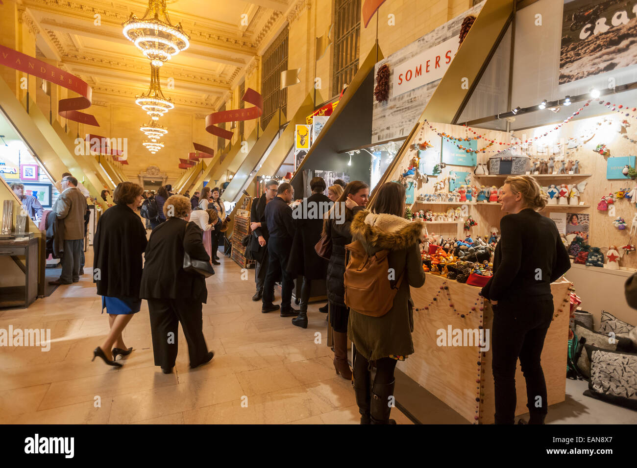 Shoppers sfoglia il Grand Central Fiera Vacanze a Vanderbilt Hall di Grand Central Terminal di New York Foto Stock