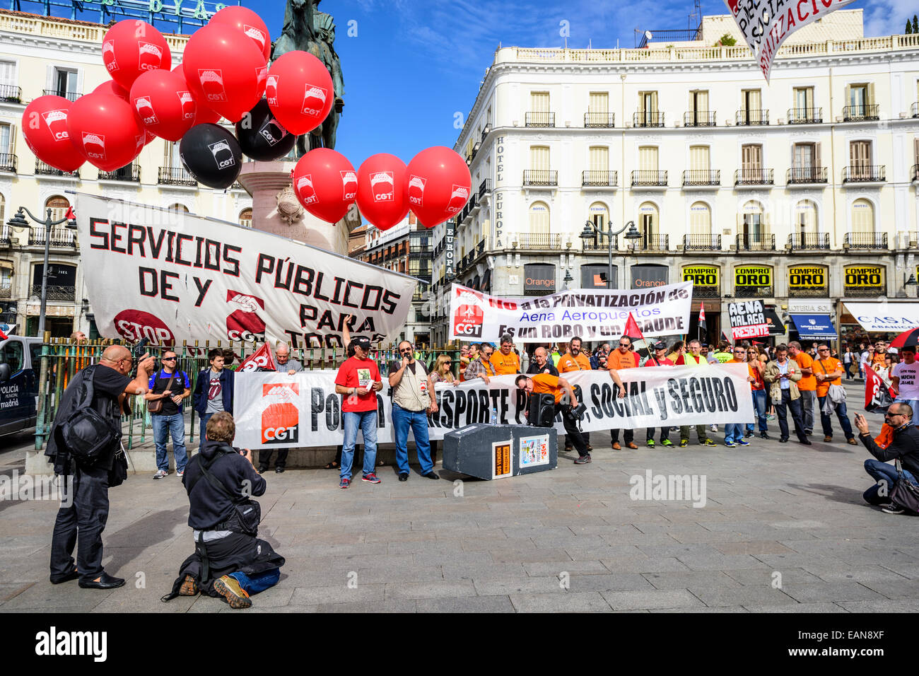 Folle a Puerta del Sol Plaza protestare contro la privatizzazione della proprietà dello stato operatore aeroportuale AENA Aeropuertos. Foto Stock