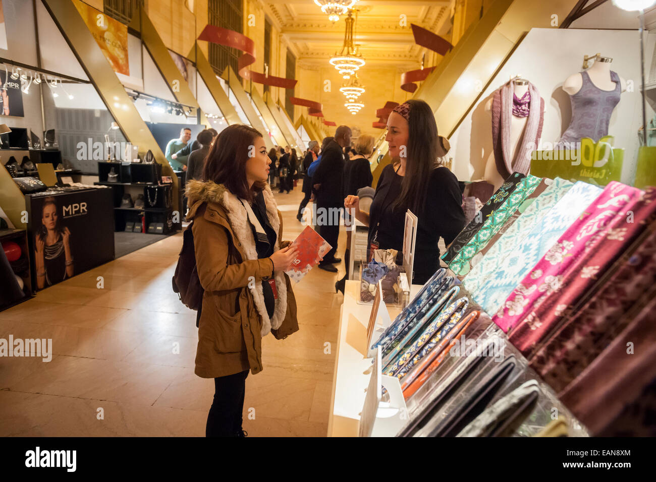 Shoppers sfoglia il Grand Central Fiera Vacanze a Vanderbilt Hall di Grand Central Terminal di New York Foto Stock